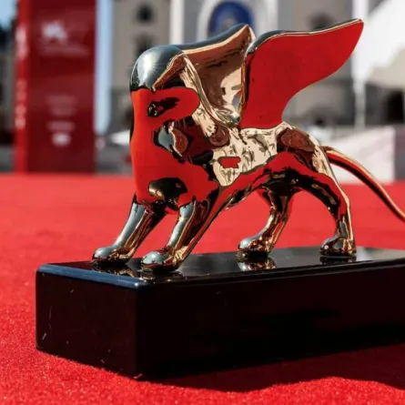 جائزة مهرجان فينيسيا - الصورة من حساب المهرجان على الفيس بوك