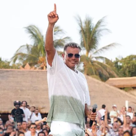 عمرو دياب -الصورة من المركز الاعلامي ل شركة بنش مارك