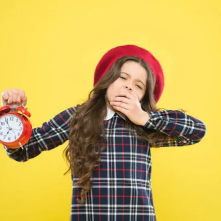 صورة تعبر عن أهمية النوم للطفل للعودة الى المدرسة