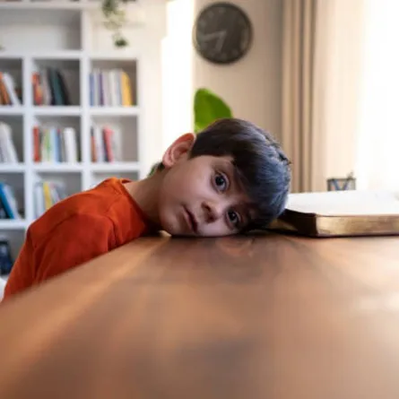 صورة لطفل يبدو عليه التذمر من المدرسة