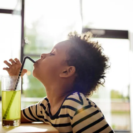 صورة لطفل يشرب العصير المخفف بالماء