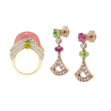 موديلات مجوهرات مرصعة بأحجار الزبرجد