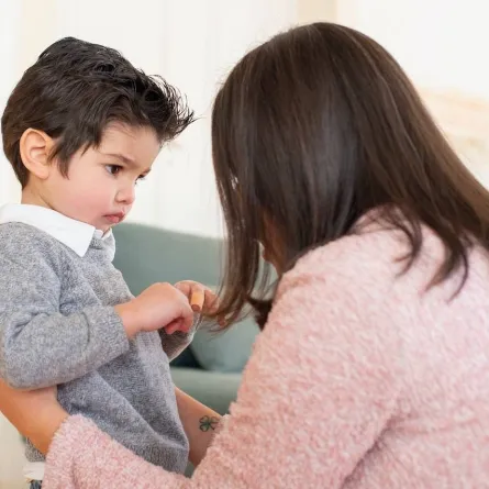 صورة لأم تكلم ابنها