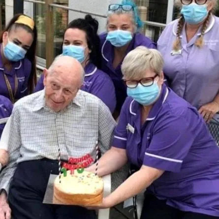 أكبر معمر في بريطانيا يكشف سر بلوغه 110 أعوام