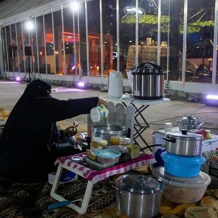 زوار معرض الصقور والصيد يعيشون أجواء في مسابقة الطهي البري - الصورة من واس