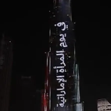 برج خليفة يتزين بكلمة أم الإمارات - الصورة من وام