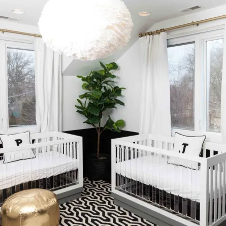 اللون الأبيض طاغ على غرفة نوم التوأمين