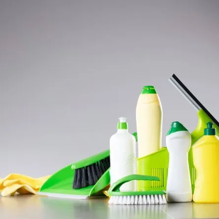 بعض المنظفات المنزلية الجاهزة، يحتوي على مواد سامّة
