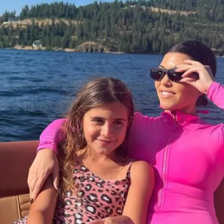 كورتني كارداشيان وابنتها 