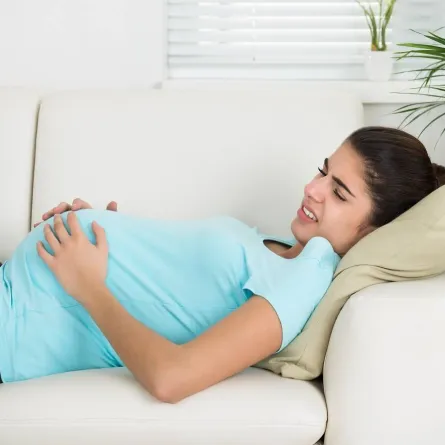 صورة لامرأة حامل تعاني من آلام بالمعدة