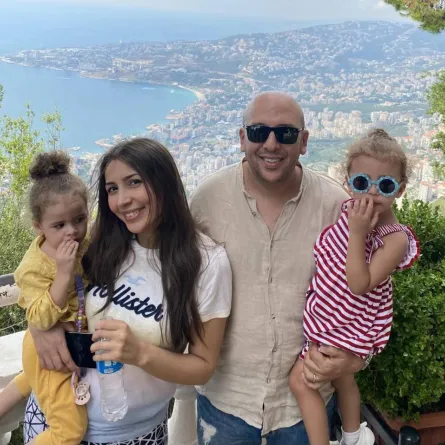 جنات وزوجها محمد عثمان وابنتاهما - الصورة من حسابه على إنستغرام