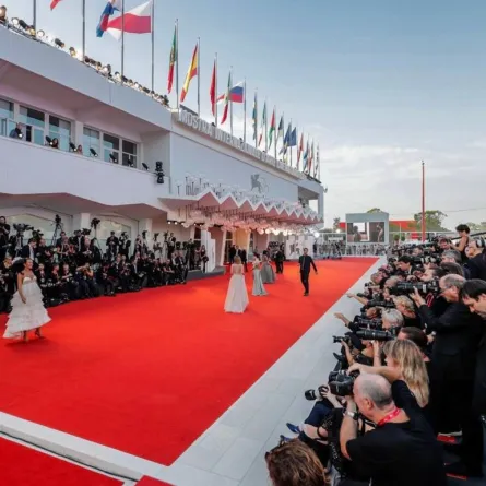 السجادة الحمراء تعود لحفل افتتاح مهرجان فينيسيا -الصورة من صفحة المهرجان على الفيس بوك