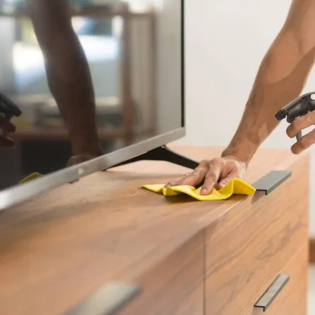 تلميع الأثاث الخشبي