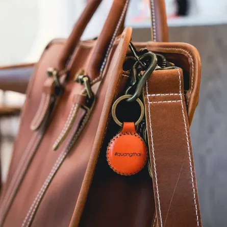 صورة جهاز تتبع إيرتاج في حقيبة