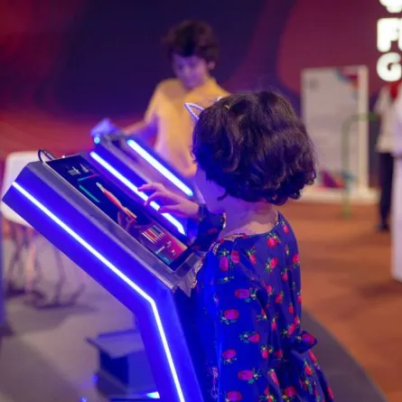 معرض الصقور والصيد ينمّي ذائقة الطفل عبر لعبة اصنع صقرك