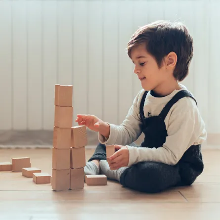 كيف تعلمين طفلك الاستمتاع باللعب بمفرده؟