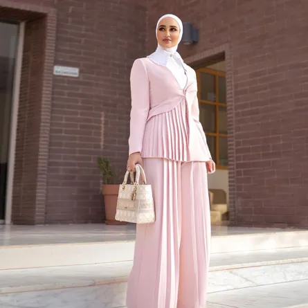 دلال الدوب ببدلة رسمية