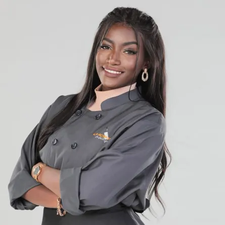 تسريحة الويفي المنسدلة مع الغرة المسحوبة(الصورة من حسابها على إنستغرام)