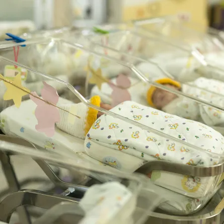 تحدث كل 10 ملايين ولادة.. أمريكية تضع مجموعتين من التوائم