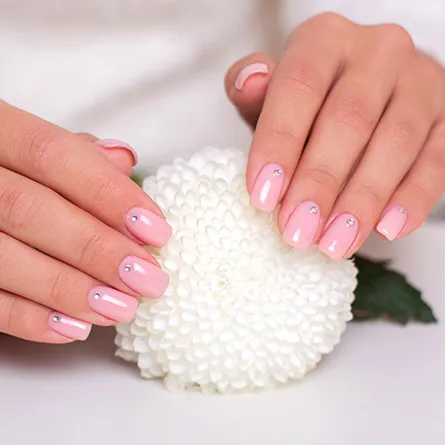 أظافر باللون الزهري لعروس 2022