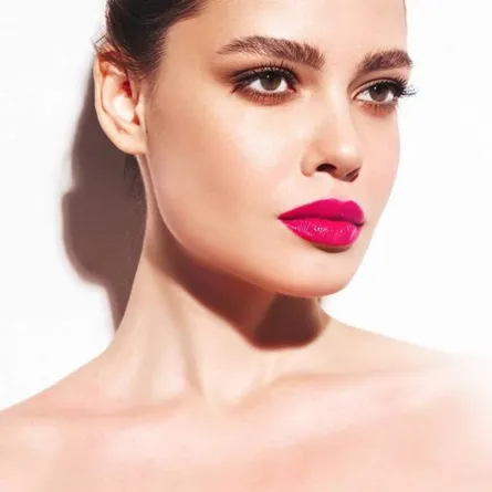 طريقة إزالة احمر الشفاه المات