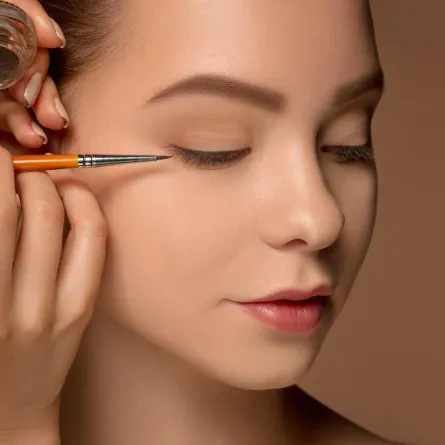 محدد العيون الشفاف أروع صيحة مكياج في الصيف