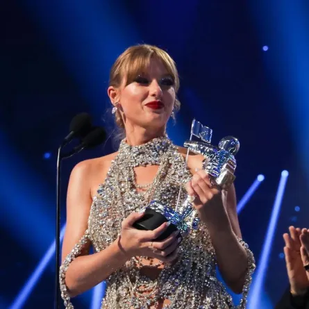 تايلور سويفت Taylor Swift -الصورة من حساب بايج سيكس على إنستغرام