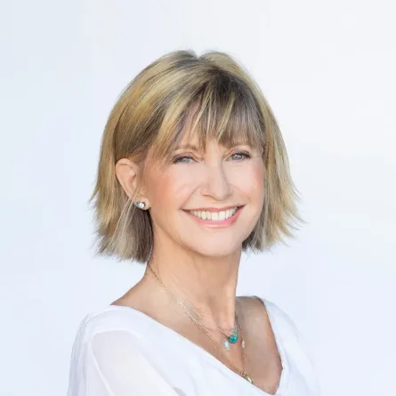 أوليفيا نيوتن جون- صورة من صفحتها الرسمية على تويتر