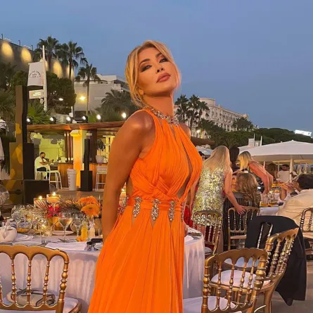 نوال الزغبي باللون البرتقالي- الصورة من حساب النجمة على إنستغرام