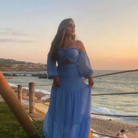 زينب فياض بالفستان الأزرق- الصورة من حسابها على إنستغرام