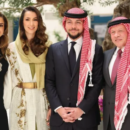 الملك عبدالله الثاني ابن الحسين والملكة رانيا العبدالله والأمير الحسين بن عبدالله الثاني وخطيبته الآنسة رجوة خالد بن مساعد بن سيف بن عبدالعزيز آل سيف - الصورة من حساب الديوان الملكي الهاشمي على الفيسبوك