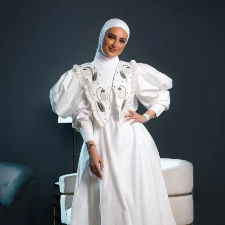 دلال الدوب بفستان ابيض مطرز