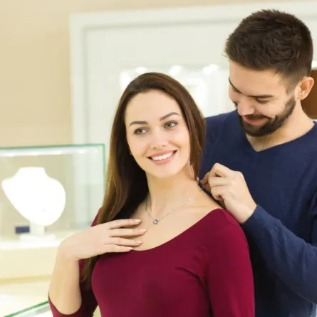 صفات الزوج الذي يحب زوجته