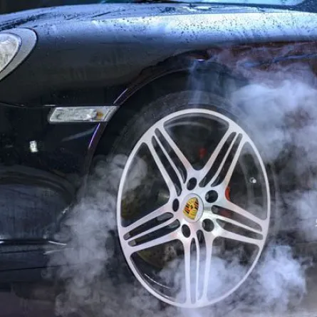 مخاطر رش المياه على المكابح الساخنة