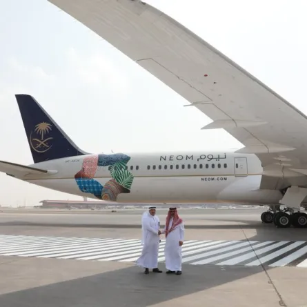 الخطوط السعودية تزين طائراتها بشعار نيوم ليطوف العالم - الصورة من حساب الخطوط السعودية