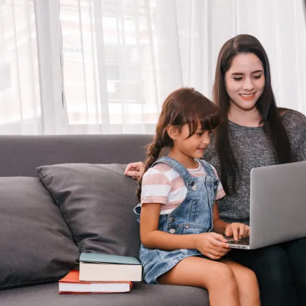 صورة لأم تعلم ابنتها