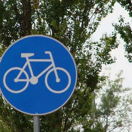 السيارات والدراجات على نفس الطريق