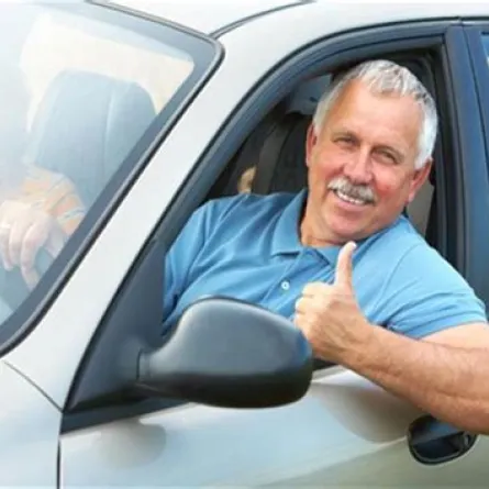 لايزال يتمتع بقيادة السيارة