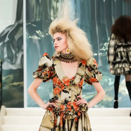 فستان بنقشة الورود من بول كوستيلو