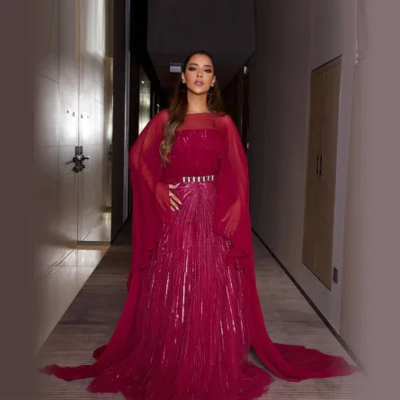 بلقيس فتحي بفستان طويل باللون الزهري الداكن  