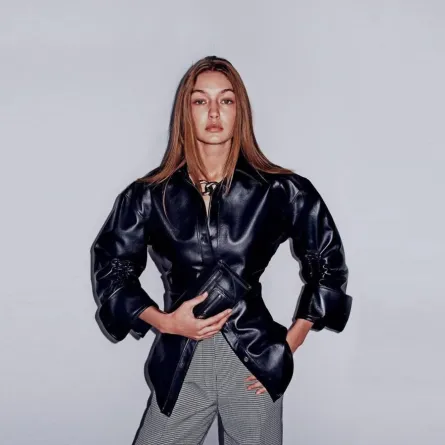 جيجي حديد بإطلالة عصرية أنيقة  