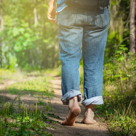 يقرر المشي حافياً ليصبح مليونيراً