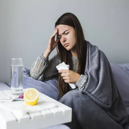 صورة امرأة حامل مريضة بنزلة برد