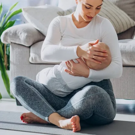 صورة لأم ترضع طفلها