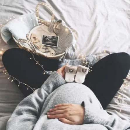 صورة لحامل فرحة بقرب وصول مولودها الأول