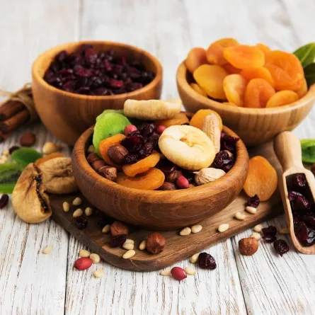 صورة لأطباق تحتوي على فاكهة مجففة