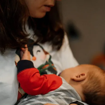 صورة لأم ترضع مولودها