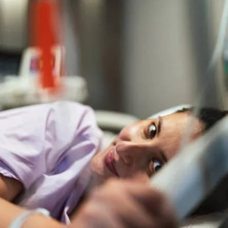 صورة لحامل في حالة ولادة