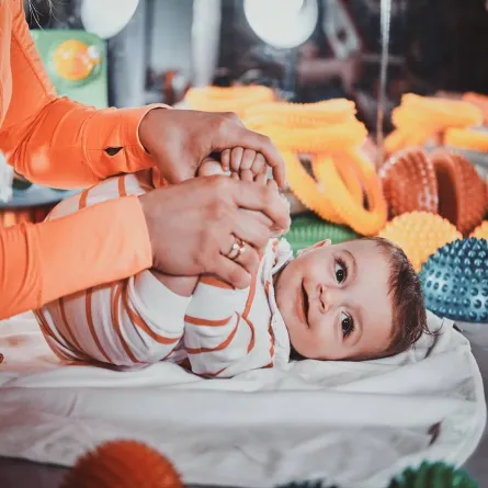 صورة لأم تلعب مع طفلها