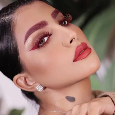 بثينة الرئيسي بالمكياج الاحمر